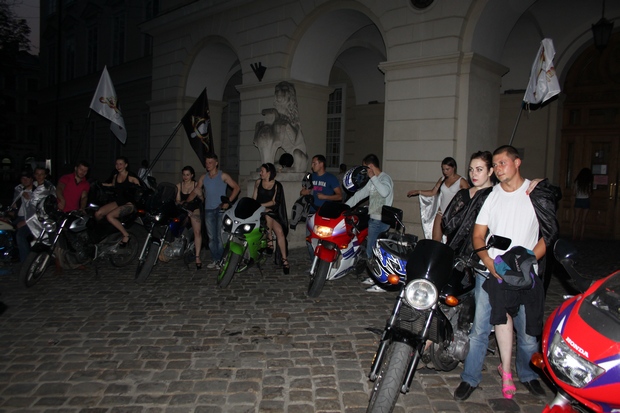 Дарт Вейдер привітав оголених дівчат на мотоциклах в центрі Львова - фото 1