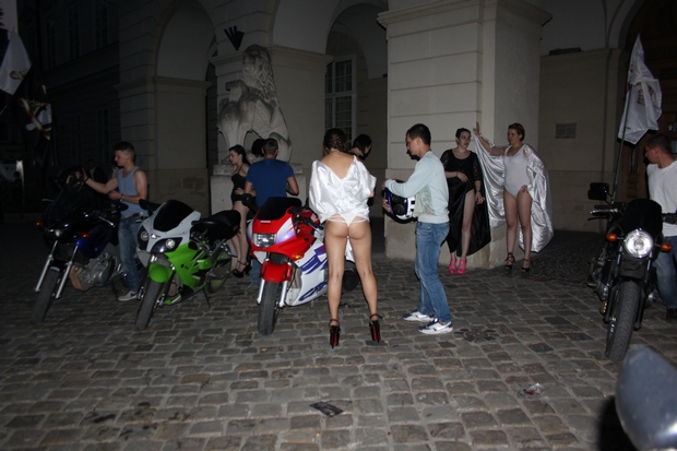 Дарт Вейдер привітав оголених дівчат на мотоциклах в центрі Львова - фото 5
