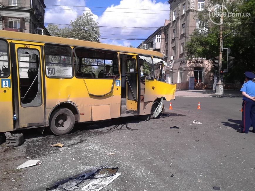 У Маріуполі маршрутка зіткнулась із військовим автобусом: 12 постраждалих (ФОТО) - фото 3