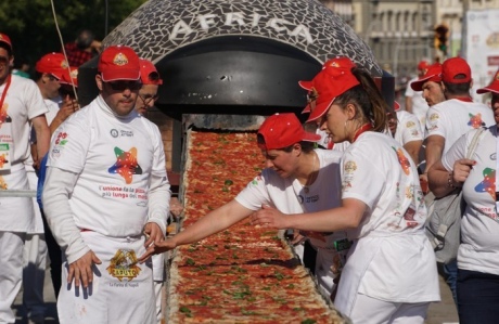 В італійському Неаполі приготували найдовшу піцу в світі - фото 4
