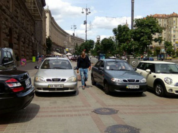 Кияни обурені: Біля Київради влаштували стихійну автостоянку (ФОТОФАКТ) - фото 1
