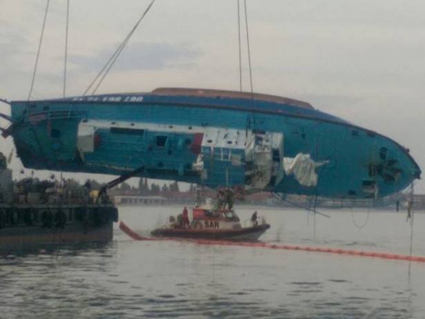 Зубко: Затонулий катер "Іволга" вже підняли - фото 1