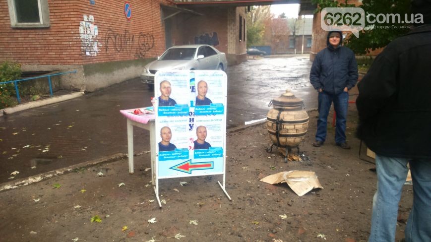У Слов'янську кандидат підкуповував виборців смаженими курячими крильцями: фотофакт   - фото 2