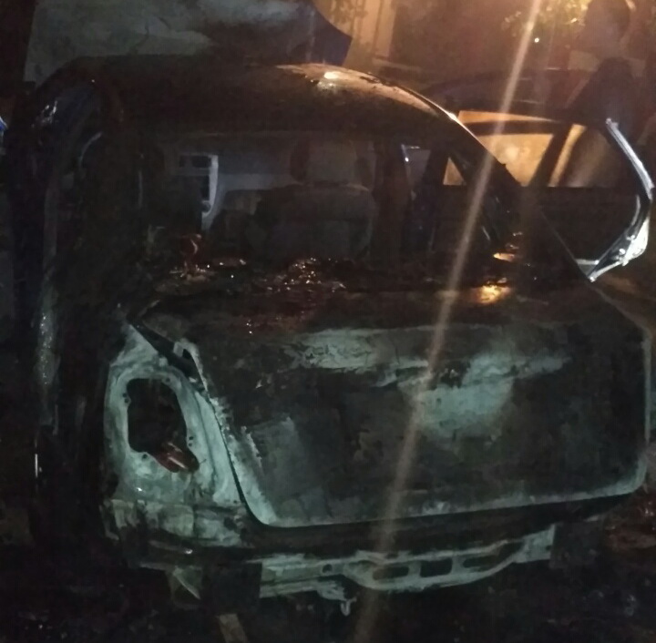 У Дніпрі на подвір’ї житлового будинку згоріла автівка - фото 1