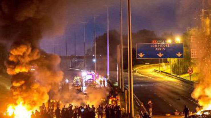 Розлючені цигани з бензопилами заблокували головну трасу Європи - фото 1