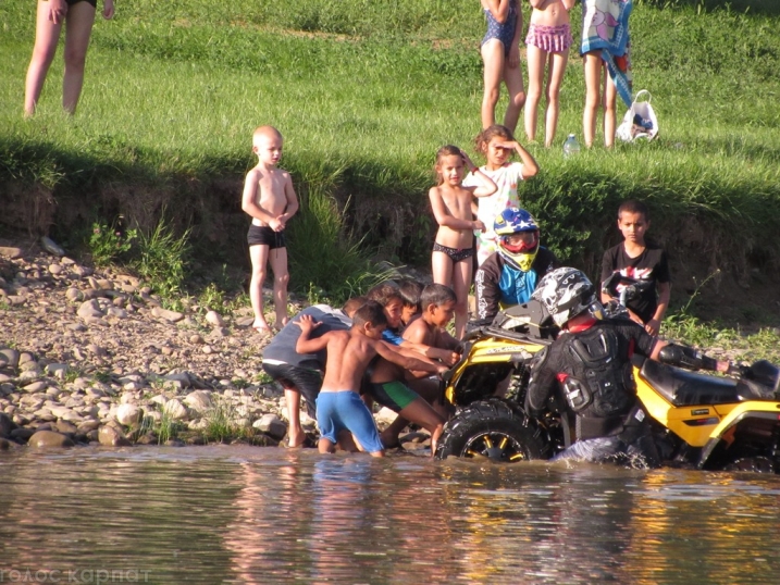 У Мукачеві влаштували перегони на квадроциклах прямо у річці - фото 4