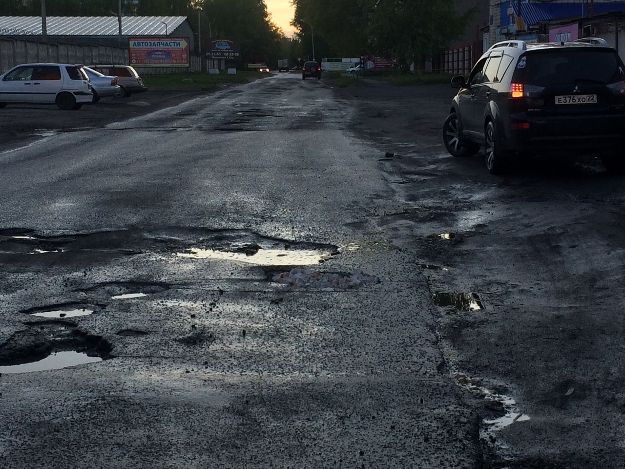 На Росії дорожні ями зусипали зубами  - фото 3