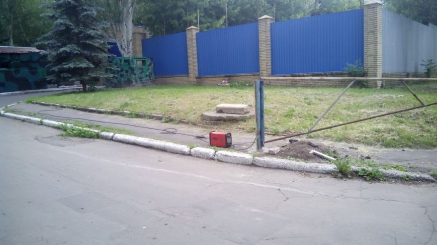 В окупованому Донецьку бойовики поставили блокпост у житловому дворі (ФОТО) - фото 1