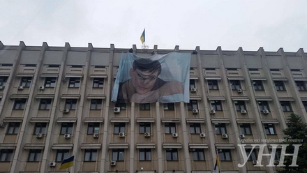 На будівлі Одеської ОДА почали встановлювати портрет Надії Савченко - фото 1
