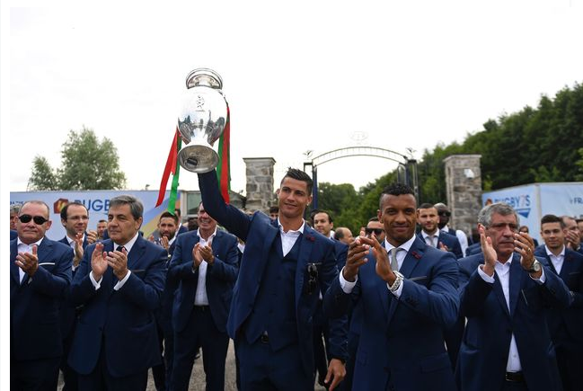 Як збірну Португалії зустрічали на батьківщині з трофеєм - фото 3