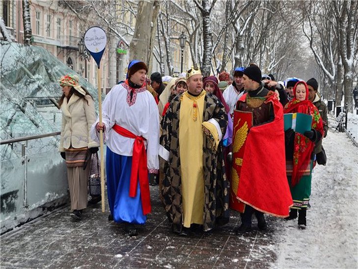 Різдвяні гуляння в Одесі почалися з костюмованого ходи - фото 1