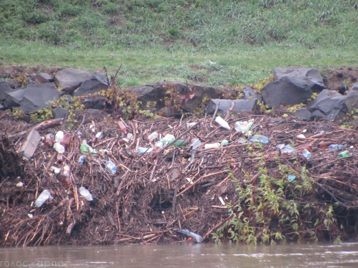 У Мукачеві велика вода залишила по собі тонни сміття - фото 3