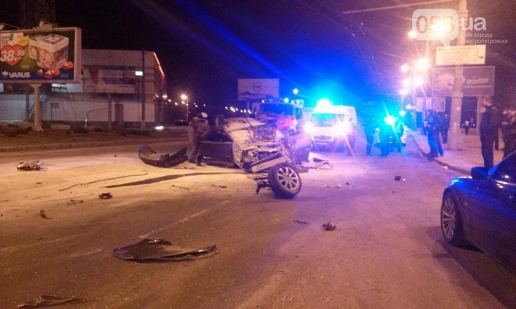 У Дніпропетровську вночі автомобіль "Лексус" перекинувся та загорівся - фото 1
