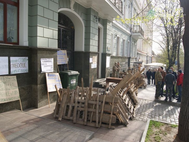 Активісти на прокурорському майдані в Одесі забарикадувалися. Очікували на штурм - фото 8