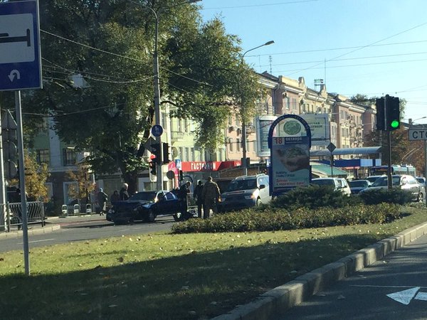 У центрі Донецька бойовики протаранили авто та жорстоко побили водія (ФОТО) - фото 1