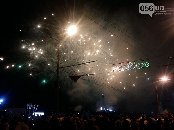  У Дніпрі День Міста фінішував салютом і фаєр-шоу під скрипку - фото 1