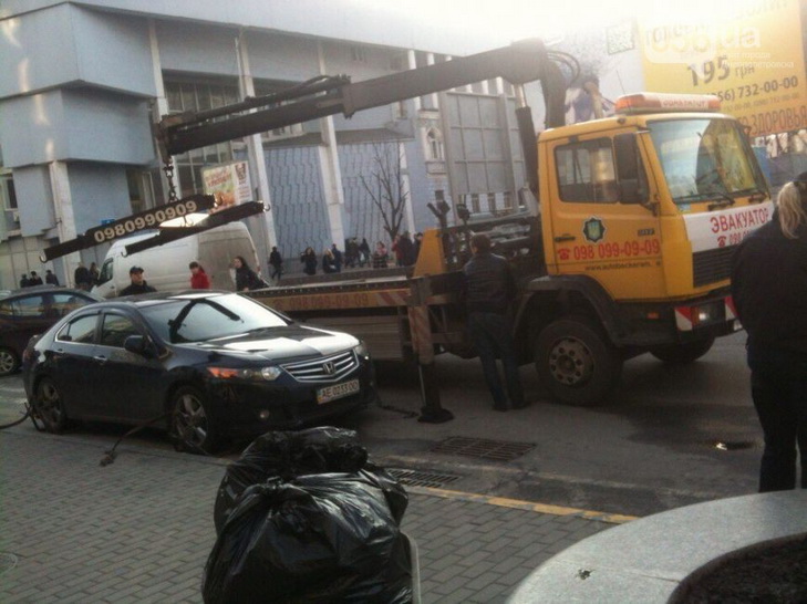 Центр Дніпропетровська евакуатор "чистить" від дорогих автівок - фото 1