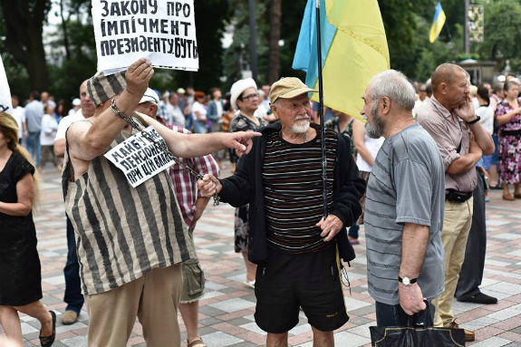 Рух на Грушевського перекрито: Біля Кабміну мітингують 200 активістів (ФОТО) - фото 2