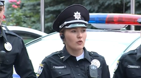 Нові столичні поліцейські носитимуть на формі нагрудну відеокамеру (ФОТО) - фото 1