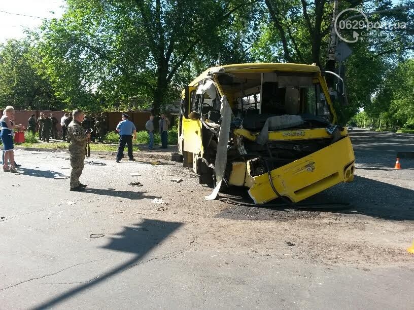У Маріуполі маршрутка зіткнулась із військовим автобусом: 12 постраждалих (ФОТО) - фото 1