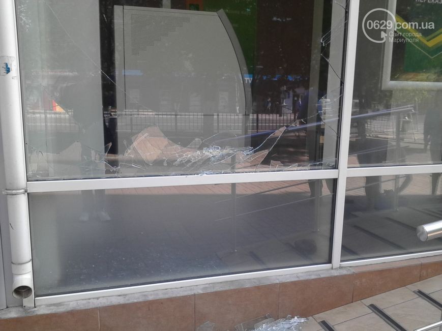 У Маріуполі напали на відділення "Сбербанку Росії" (ФОТО) - фото 2