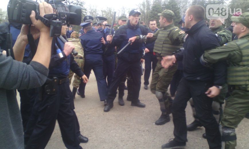 На Куліковому полі в Одесі відбулася сутичка між "Правим сектором" та поліцією - фото 2
