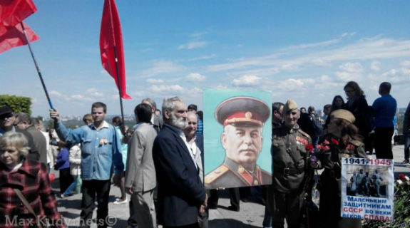 У Києві біля парку Слави ледь не побилися через портрет Сталіна (ФОТО) - фото 1