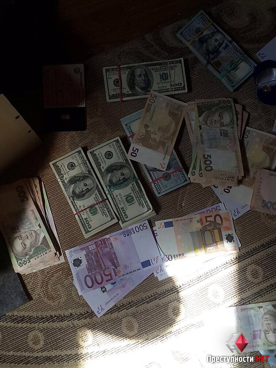 Долари, євро, злитки - у заступника голови Миколаївської податкової провели обшуки