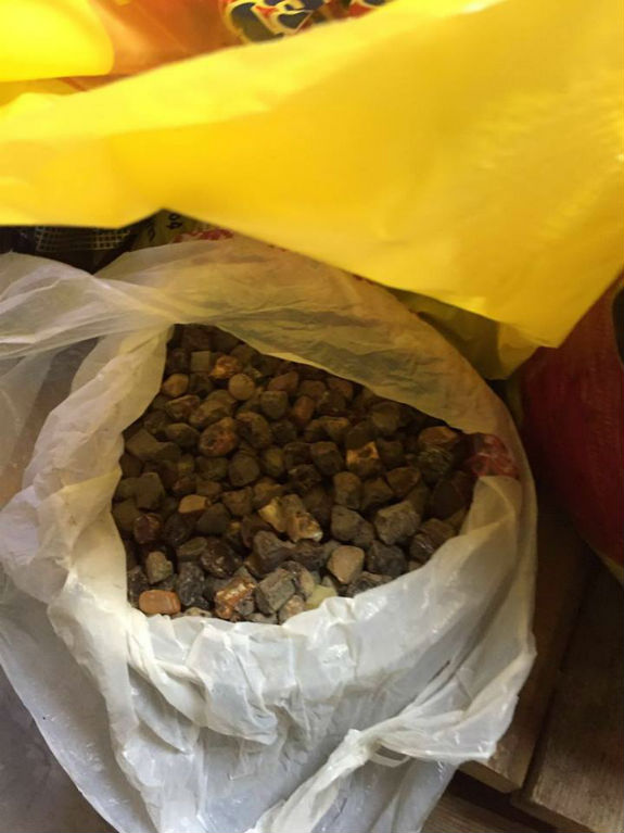 На Київщині викрили підпільний цех з обробки бурштину: вилучено 88 кг каміння - фото 1
