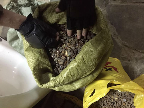 На Київщині викрили підпільний цех з обробки бурштину: вилучено 88 кг каміння - фото 2