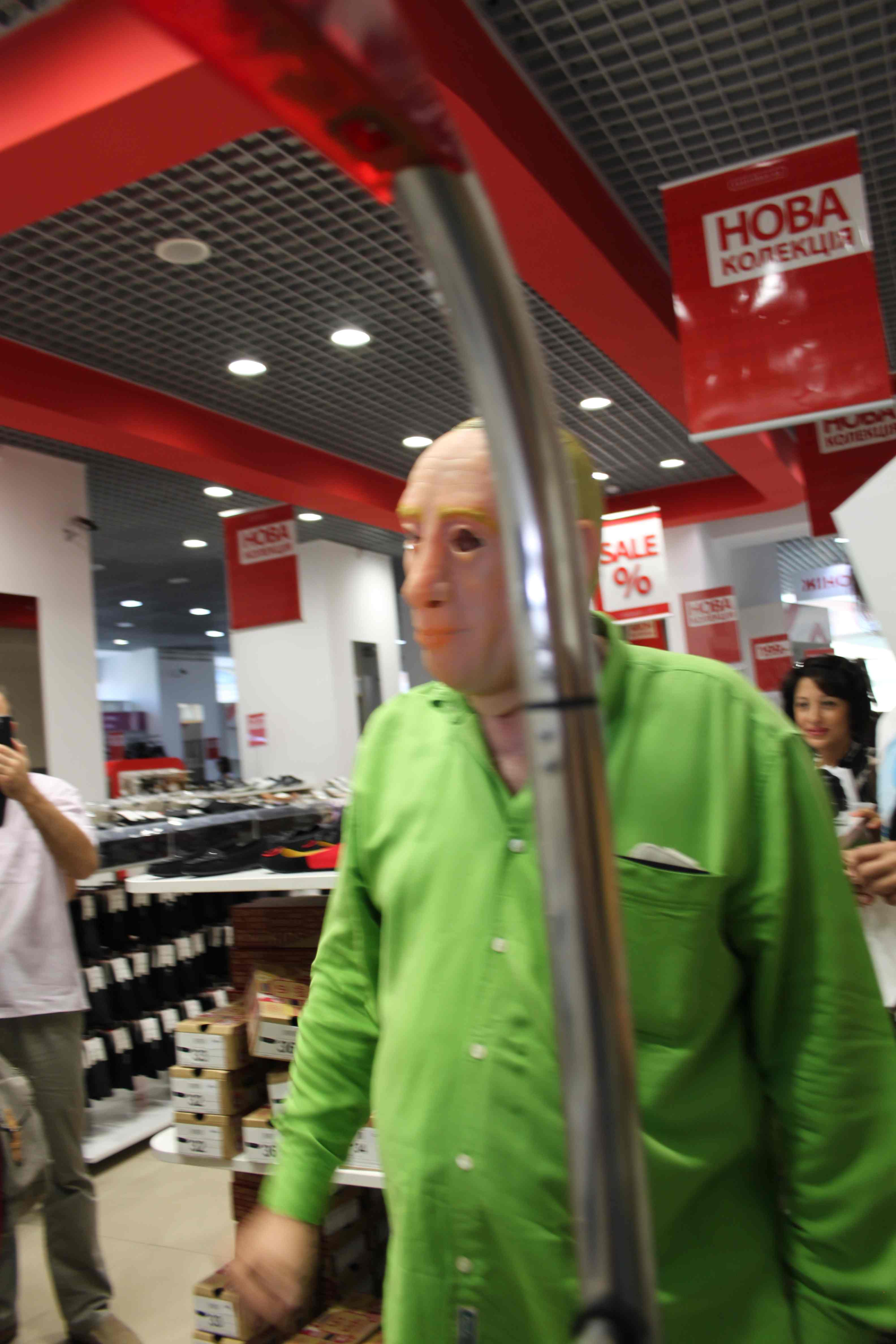 Людина в масці Путіна збиткує в російському магазині у Львові - фото 2