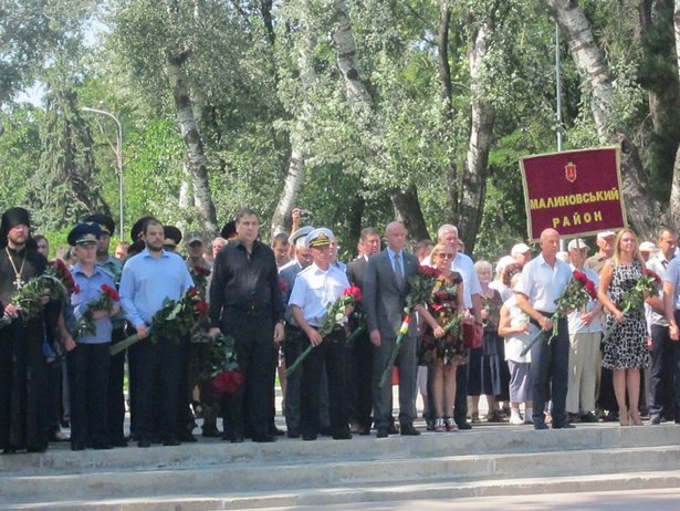 Саакашвілі та Труханов поклали квіти на Алеї слави - фото 1