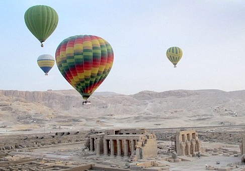 Влада Єгипту заборонила у Луксорі літати на повітряних кулях - фото 1