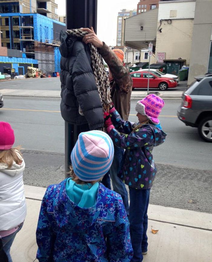 У Канаді діти "одягли" стовпи у куртки та шарфи - фото 2