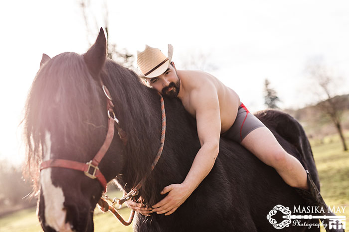 Як пухкенький канадієць влаштував гламурну фотосесію з конем - фото 1