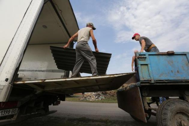 Жителі Кримського використовують затишшя для відновлення своїх будинків - фото 1