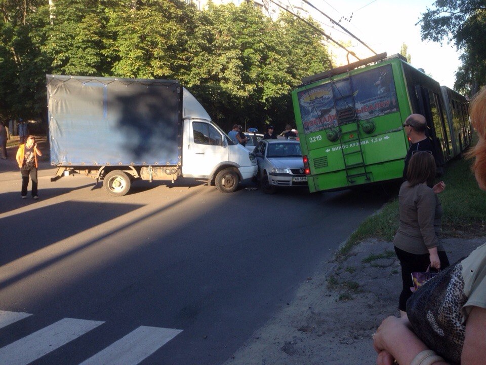У Харкові внаслідок потрійного ДТП тролейбус вилетів на узбіччя (ВІДЕО, ФОТО)  - фото 1