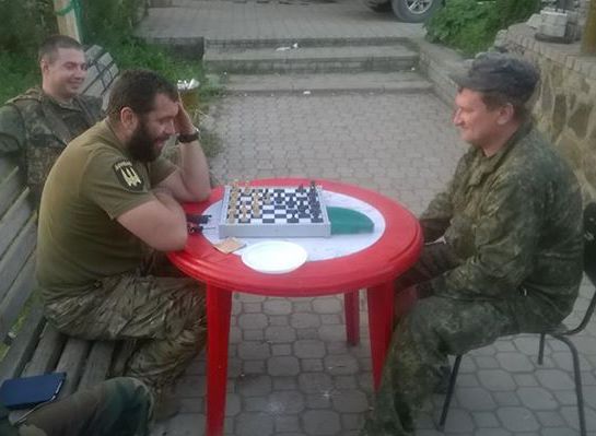 Як бійці АТО грають в шахи прямо під обстрілами в Широкиному (ФОТОФАКТ) - фото 1
