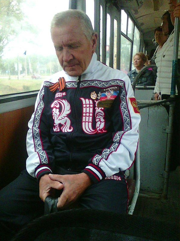 В окупованому Донецьку пенсіонер приголомшив своїм вбранням прихильника "ДНР" (ФОТО) - фото 1
