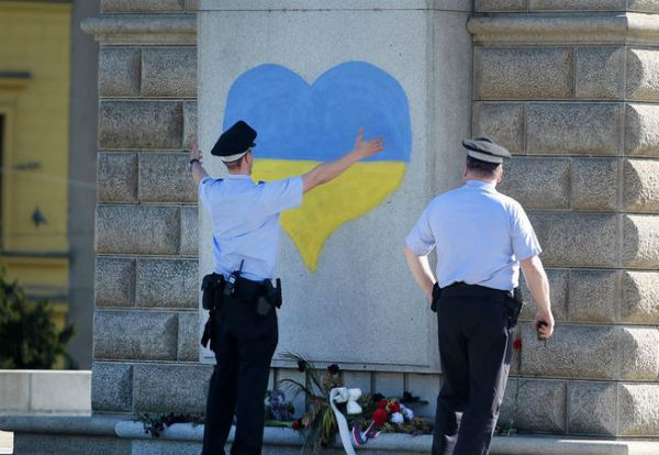 Пам'ятник червоноармійцю в Чехії прикрасило жовто-блакитне серце (ФОТОФАКТ) - фото 1