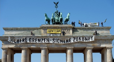 У Берліні, радикали мітингуючи проти біженців, вилізли на Бранденбурзькі ворота - фото 1
