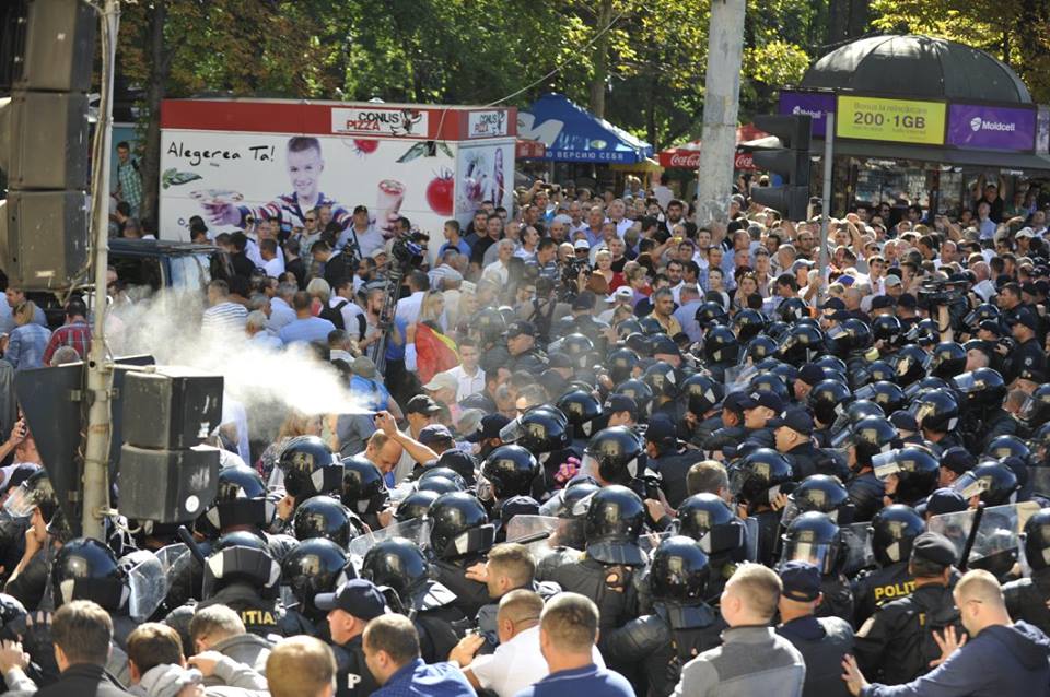 У Кишиневі проти мітингувальників застосували сльозогінний газ - фото 2