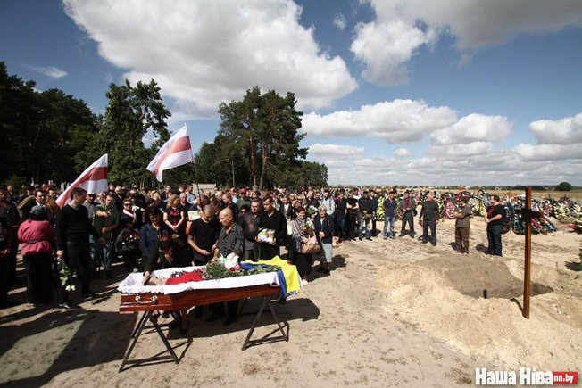 Герої не вмирають: Як у Білорусі прощалися з добровольцем АТО, що боронив Україну - фото 4