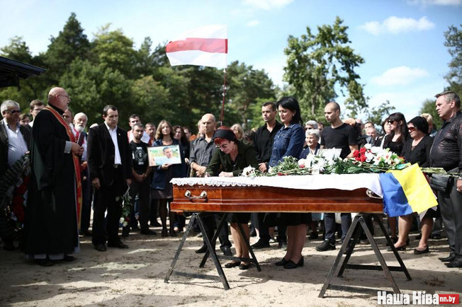 Герої не вмирають: Як у Білорусі прощалися з добровольцем АТО, що боронив Україну - фото 6