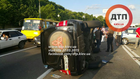 Масштабна аварія на Дружби Народів: зіткнулися 8 авто, є постраждалі (ФОТО, ВІДЕО) - фото 2