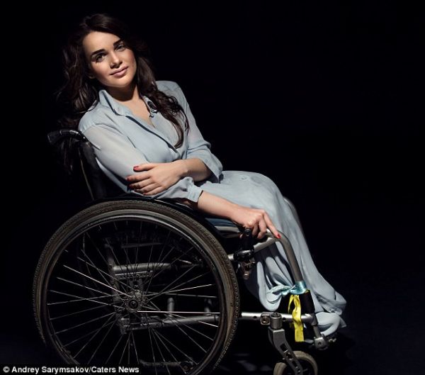 Британський таблоїд присвятив статтю українській моделі на інвалідному візку  - фото 5