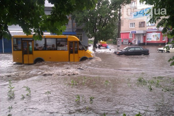 Дощ у Сумах перетворив автомобілі на "амфібії" (ФОТО. ВІДЕО) - фото 4
