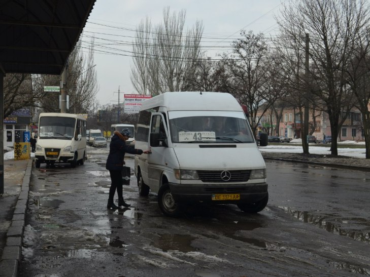 У Миколаєві маршрутчики висаджують людей посеред дороги