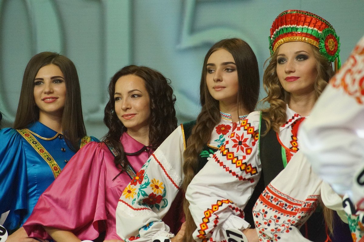 Розфарбовані донеччанки витанцьовували в кокошниках за звання "Краси Донбасу" (ФОТО) - фото 3