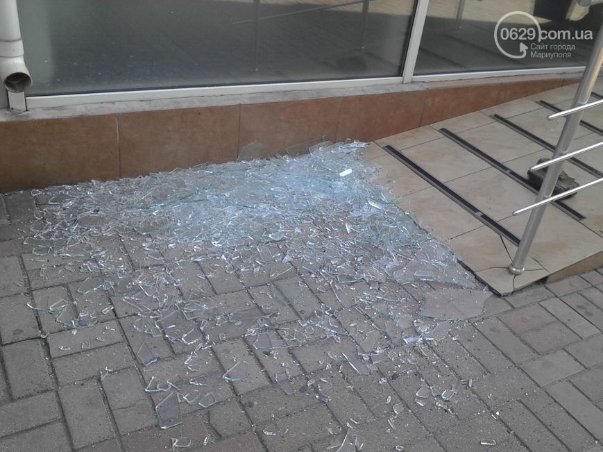 У Маріуполі напали на відділення "Сбербанку Росії" (ФОТО) - фото 3